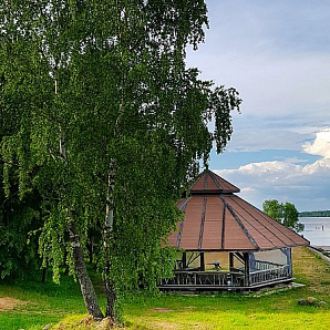 Беседка на берегу